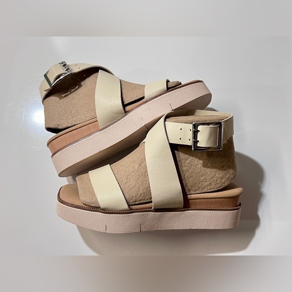 JOURNEE COLLECTION Cream ankle strap platform sandals size 7. - Picture 7 of 10